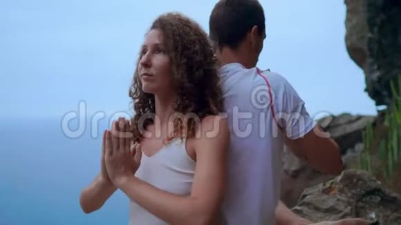 两个男人和一个女人的概念健康生活在一个有大西洋的岛屿上的山上视频的预览图