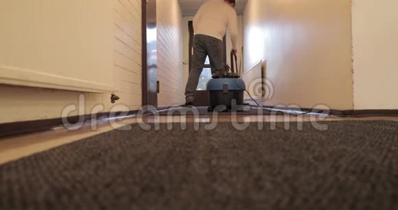 建筑中的工人吸尘器地毯视频的预览图