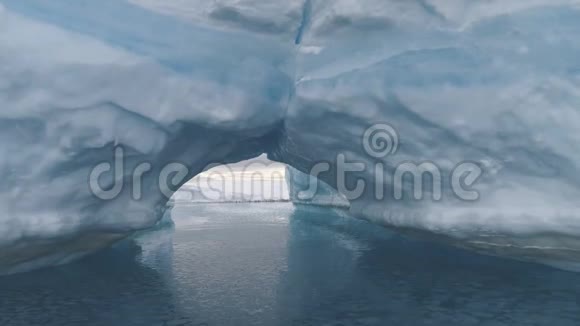 在冰山之间拱起南极洲极地景观视频的预览图