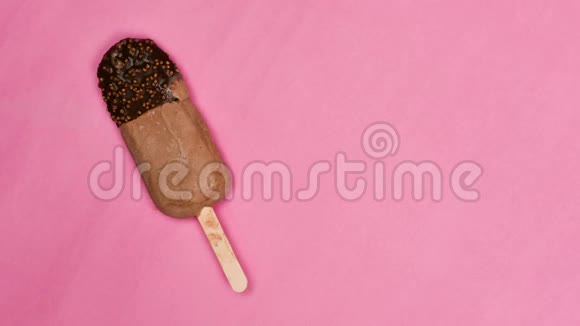 4k融化巧克力口味的粉红色冰淇淋视频的预览图