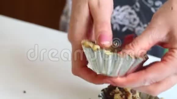 一个女人用磨碎的巧克力在金属模具中揉搓面团用来烤蛋糕视频的预览图