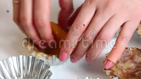 一个女人把桃子放进面团里面糊里装满了烤蛋糕用的金属模具视频的预览图