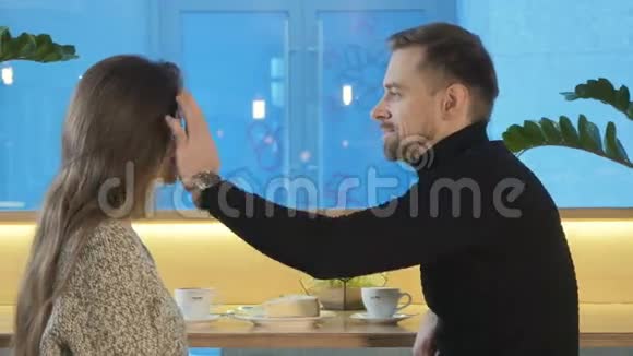 一个男人在约会摸他女朋友的头发视频的预览图