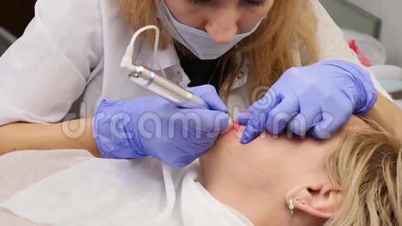 美容医生为女性客户的嘴唇做永久化妆的程序慢动作视频的预览图