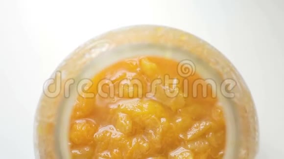 自制杏果酱新鲜有机杏仁在一个罐子白色背景视频的预览图