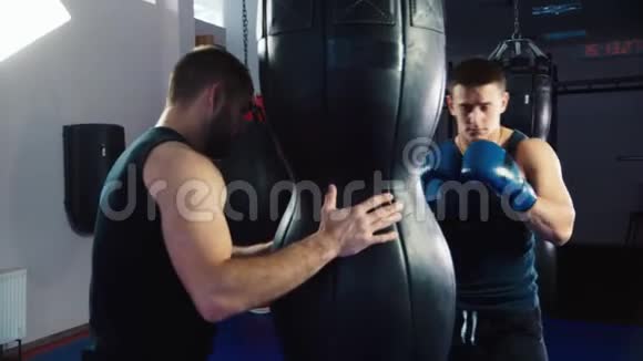拳击训练男子拳击它有助于搭档训练视频的预览图