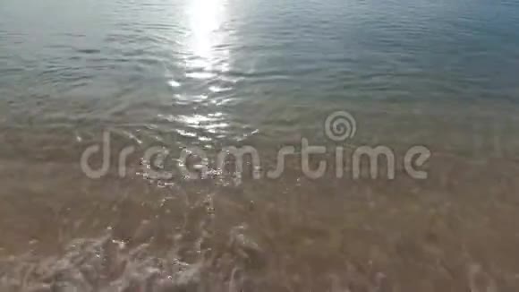 美丽的岛屿海浪带泡沫背景日出或日落美丽的水太阳沙子视频的预览图