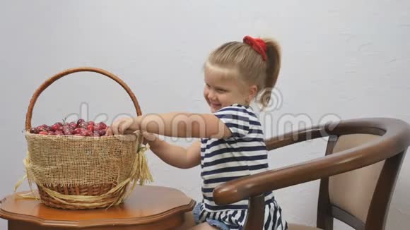 扎马尾辫的小女孩吃篮子里的樱桃视频的预览图