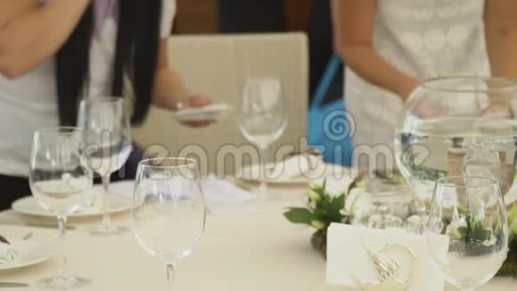 活动经理在餐厅里安排客人的座位视频的预览图