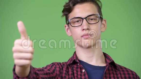 年轻英俊的青少年书呆子男孩竖起大拇指视频的预览图