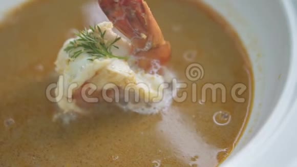 碗里的虾汤视频的预览图
