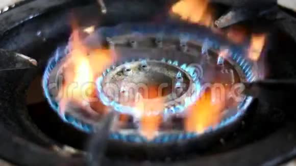 有燃烧气体火焰的煤气炉视频的预览图