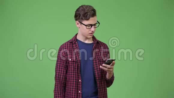 年轻英俊的青少年书呆子用电话视频的预览图