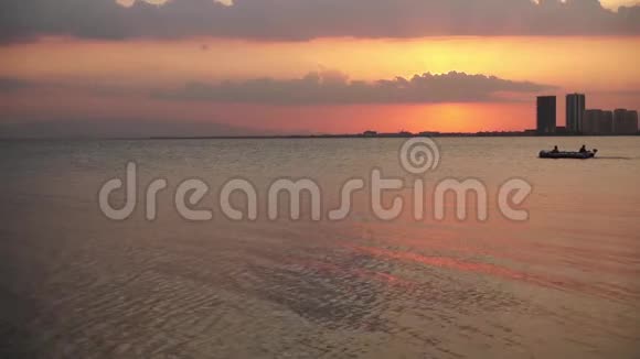 蓝色的云海黄色的日落覆盖海洋视频的预览图