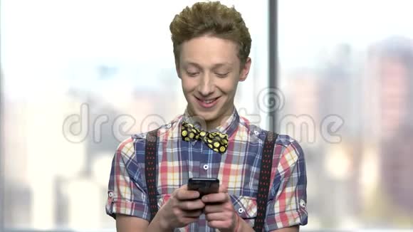情绪化的少年用手机视频的预览图