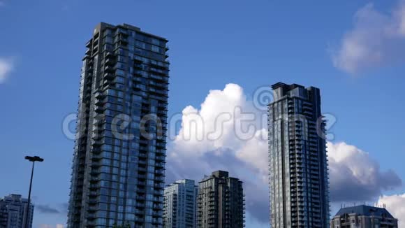 高层住宅新建筑在多云天气下的运动视频的预览图