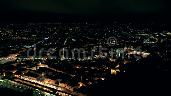 夜晚的空中全景照明尼斯镇在法国在长廊上空飞行视频的预览图