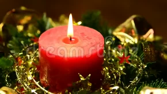 燃烧的蜡烛婴儿床和德国的圣诞支柱视频的预览图