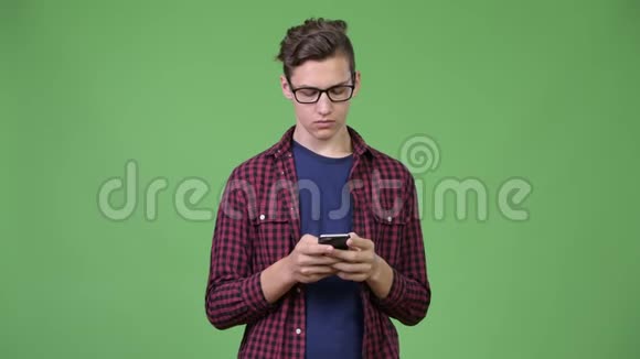 年轻英俊的青少年书呆子用电话视频的预览图