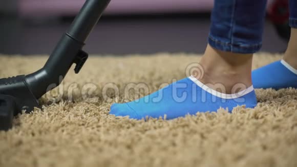 女性吸尘地毯防止过敏反应去除地毯上的污垢视频的预览图