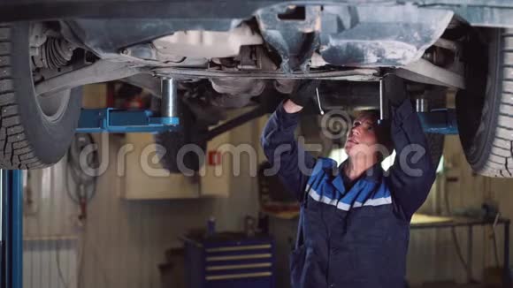 汽车服务维修保养和人员概念机械师扳手和灯在车间工作视频的预览图