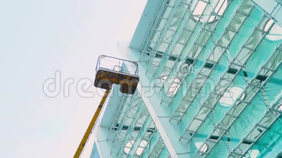 用于清洗窗户和立面的空篮子升降机向下移动用于体育场的高空作业视频的预览图