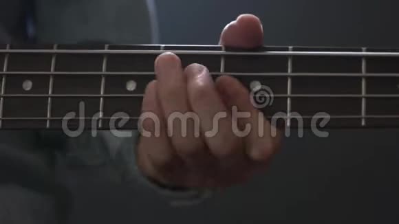 音乐家演奏低音吉他手指风格的工作室视频的预览图