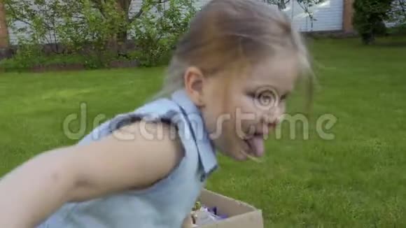 可爱的小女孩带着鲜花拉卡盒视频的预览图