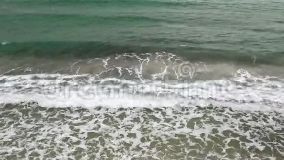 波浪在岸边地中海上的风暴青绿色海视频的预览图