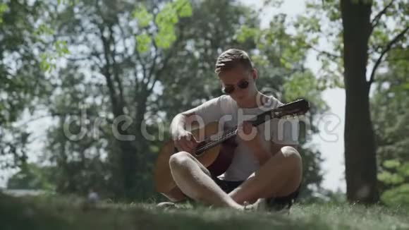年轻人弹吉他视频的预览图