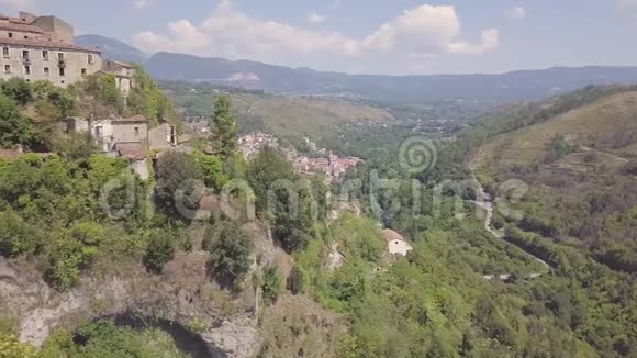 意大利莱诺卡斯特洛山顶废弃村庄的天线视频的预览图