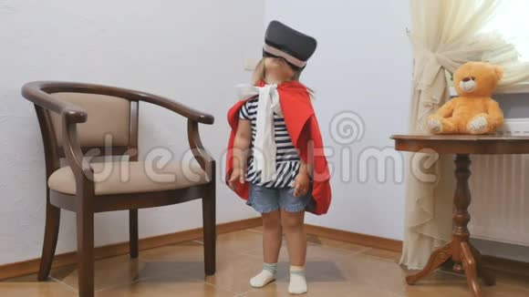 穿红色斗篷的小女孩玩虚拟现实眼镜视频的预览图