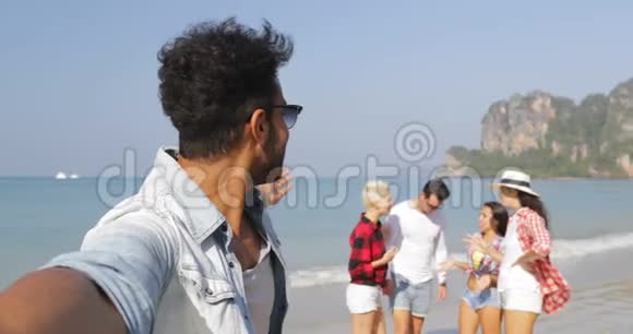 拉丁人欢迎人们团体在沙滩上自助拍照手机快乐度假游客视频的预览图