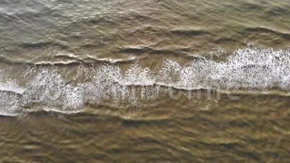 空中俯视图海浪到达岸边在沙滩上破碎淹没了海水视频的预览图