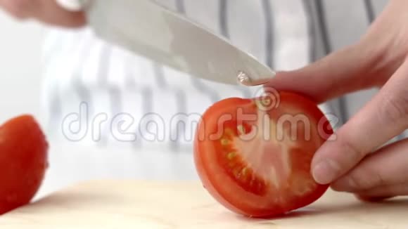 将新鲜番茄切片用于木制木板上的沙拉视频的预览图