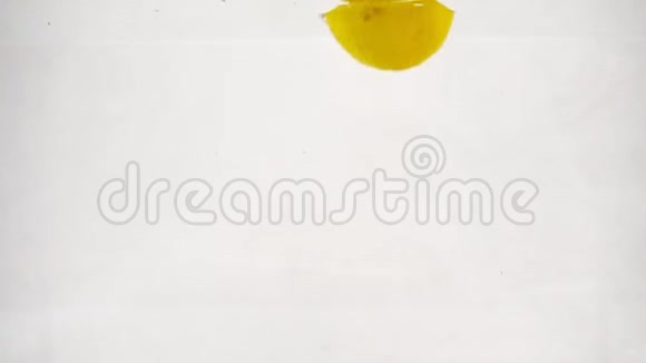 柠檬慢动作视频成熟的水果浸泡在有气泡的水中视频的预览图