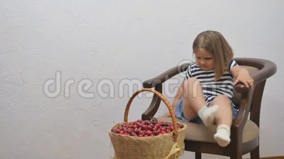 小女孩带着一个装满樱桃的篮子走了视频的预览图