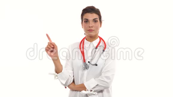 年轻的女医生对观众摇着手指警告她有一个坏习惯一位女性外科医生视频的预览图