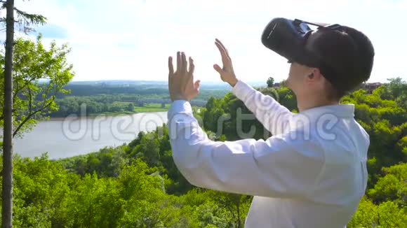人在屋顶上使用虚拟现实眼镜视频的预览图