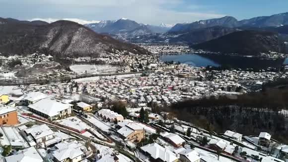 在瓦雷西省的Ceresio湖瑞士阿尔卑斯山和CadeglianoViconago村的冬季景观鸟瞰图视频的预览图