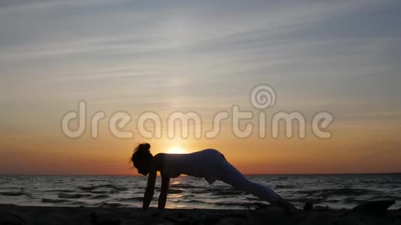 在海边做瑜伽的女人女性剪影昆达尼瑜伽视频的预览图