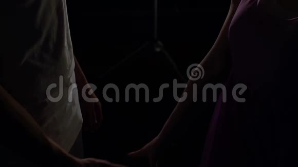 一对在特写镜头中表演性感舞蹈的情侣视频的预览图