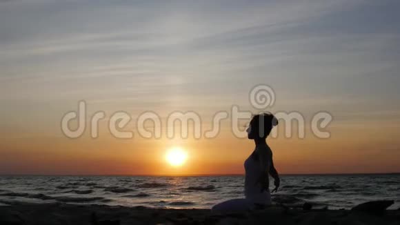 在海边做瑜伽的女人女性剪影昆达尼瑜伽视频的预览图