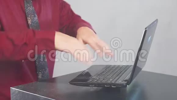 手和手指在破手提电脑上在房间里抽烟视频的预览图