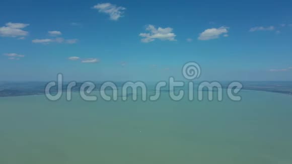 匈牙利巴拉顿湖空中无人机拍摄匈牙利巴拉顿湖在夏季阳光明媚的天气视频的预览图