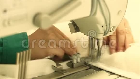 缝纫机关闭女工在缝纫机前工作女工在缝纫机后工作针线活视频的预览图