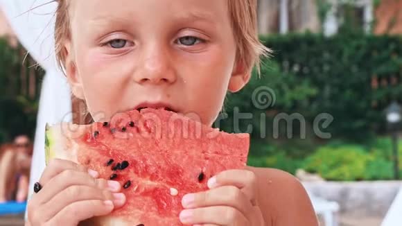带着大红西瓜的快乐孩子视频的预览图