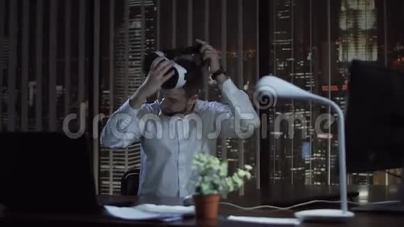 在办公室戴VR眼镜的人视频的预览图