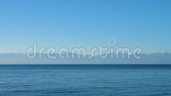 伊塞克库尔湖背景高山上的碧水视频的预览图