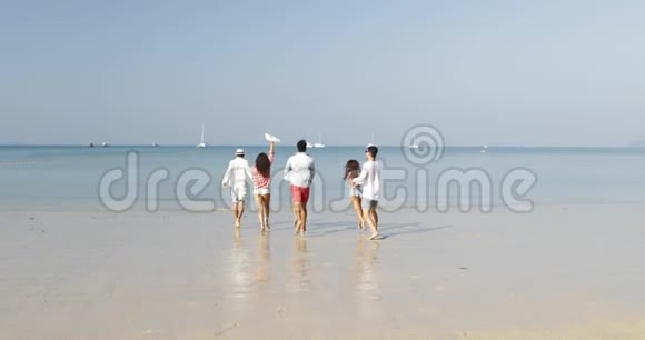 三对夫妇在沙滩上水牵手快乐男女游客度假视频的预览图